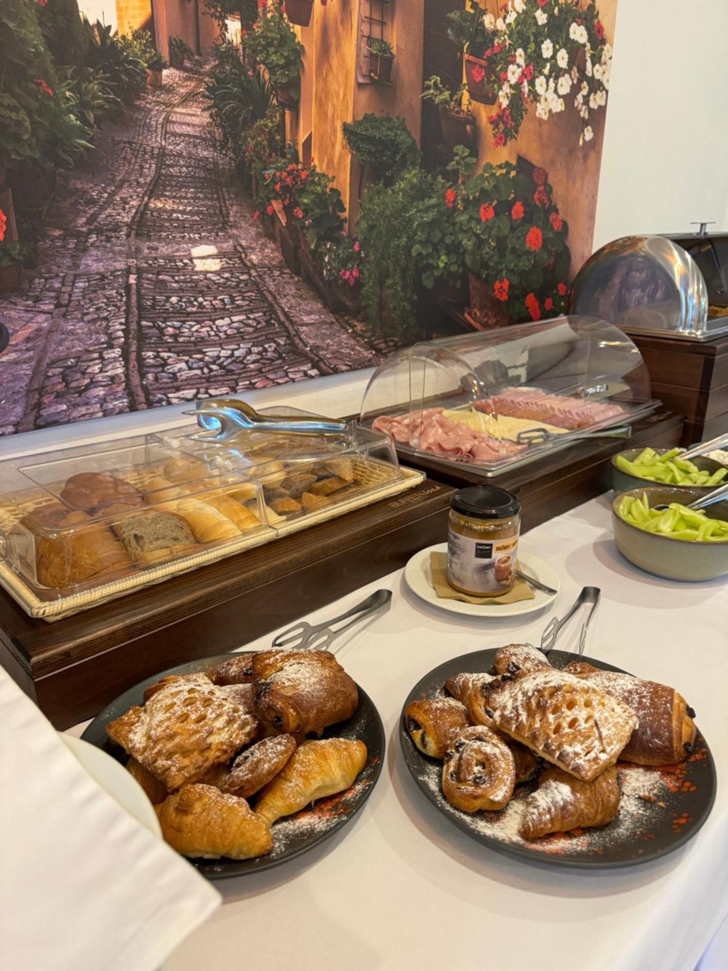 Typton Hotel&Spa Medzilaborce Dış mekan fotoğraf